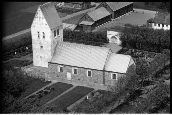 Fabjerg Kirke fra 1100 tallet set fra luften